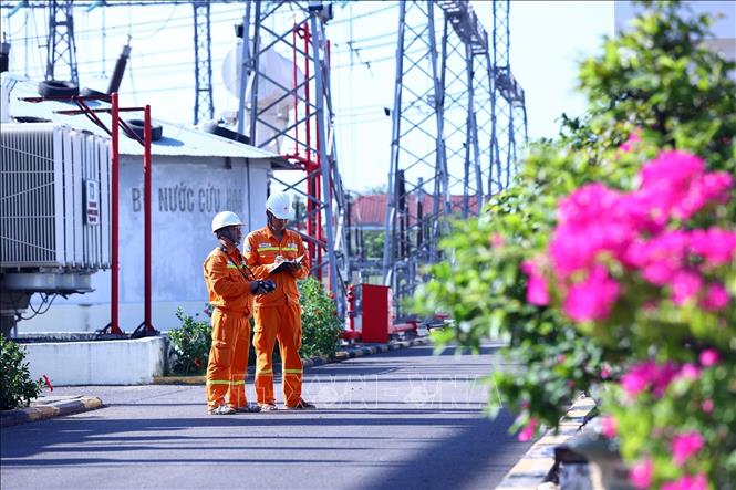 Tổ thao tác lưu động Quy Nhơn (TTĐ Gia Lai) kiểm tra thiết bị tại TBA 220kV Quy Nhơn. Ảnh: Huy Hùng - TTXVN
