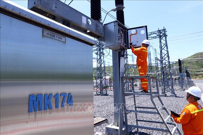 Tổ thao tác lưu động Vân Phong (TTĐ Khánh Hòa) kiểm tra thiết bị tại TBA 220kV Vân Phong. Ảnh: Huy Hùng - TTXVN