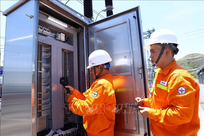 Tổ thao tác lưu động Vân Phong (TTĐ Khánh Hòa) kiểm tra thiết bị tại TBA 220kV Vân Phong. Ảnh: Huy Hùng - TTXVN