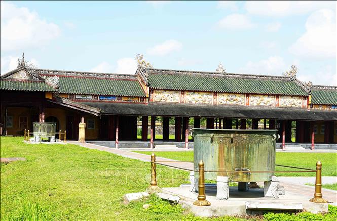 Vạc đồng được đúc từ thời Chúa Nguyễn trong Đại Nội Huế, có sự thống nhất về kiểu dáng - hình trụ. Ảnh: Nguyên Lý - TTXVN