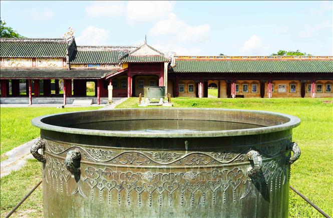 Vạc đồng được đúc thời Chúa Nguyễn trong Đại Nội Huế, có sự thống nhất về kiểu dáng: hình trụ, sâu lòng. Ảnh: Nguyên Lý - TTXVN