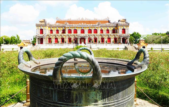 Vạc đồng được đúc thời Chúa Nguyễn trong Đại Nội Huế, loại có trọng lượng 1.302 kg. Ảnh: Nguyên Lý - TTXVN