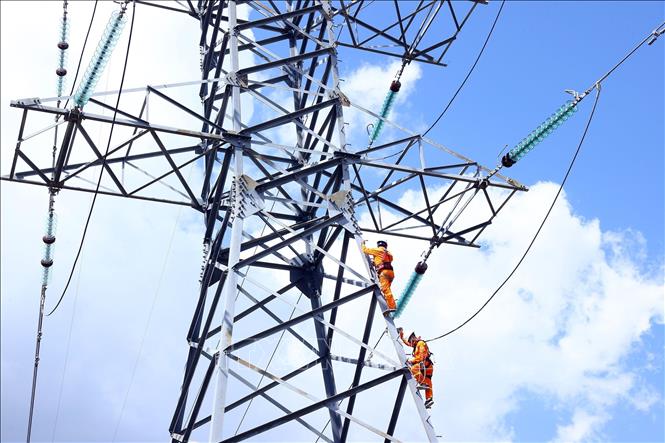 Tổ quản lý vận hành đường dây Phú Yên kiểm tra tại vị trí cột 10 tuyến đường dây 220kV Tuy Hòa – Vạn Ninh, tuyến đang làm nhiệm vụ giải tỏa công suất cho hơn 400 MW điện mặt trời ở phía Đông tỉnh Đắk Lắk.. Ảnh: Huy Hùng - TTXVN