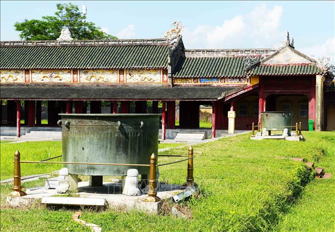 Vạc đồng được đúc thời Chúa Nguyễn trong Đại Nội Huế, có sự thống nhất về kiểu dáng. Ảnh: Nguyên Lý - TTXVN