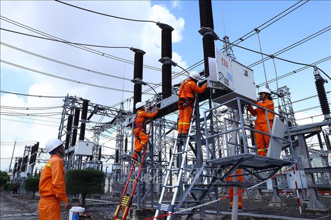 Bảo dưỡng thiết bị tại TBA 220kV Tuy Hòa (TTĐ Đắk Lắk). Ảnh: Huy Hùng - TTXVN
