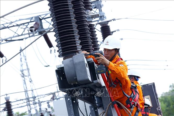 Bảo dưỡng thiết bị tại TBA 220kV Tuy Hòa (TTĐ Đắk Lắk). Ảnh: Huy Hùng - TTXVN