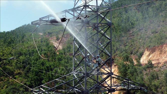 Tính đến hết tháng 4/2026, toàn Công ty đã xử lý vệ sinh hotline 2.291 điểm trên lưới điện và trong các trạm biến áp. Ảnh: Huy Hùng - TTXVN