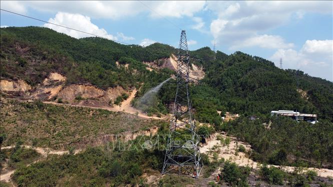 Tổ quản lý vận hành đường dây Quy Nhơn (TTĐ Gia Lai) vệ sinh sứ hotline tại vị trí cột 24 tuyến đường dây 220kV Tuy Hòa – Quy Nhơn. Ảnh: Huy Hùng - TTXVN

