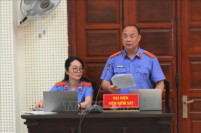 Đại diện Viện Kiểm sát Nhân dân tỉnh Quảng Ninh trình bày bản luận tội và đề nghị mức án đối với các bị cáo. Ảnh: Đức Hiếu - TTXVN