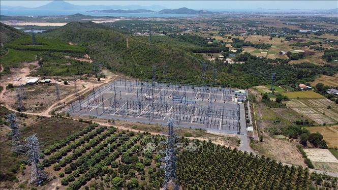 Trạm biến áp 220kV Vân Phong (TTĐ Khánh Hòa), nơi thu gom công suất của hàng loạt nhà máy điện mặt trời ở Khánh Hòa. Ảnh: Huy Hùng - TTXVN