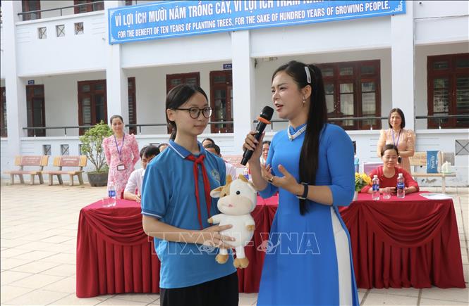 Diễn giả trao đổi với học sinh tại chương trình. Ảnh: Thanh Thương-TTXVN