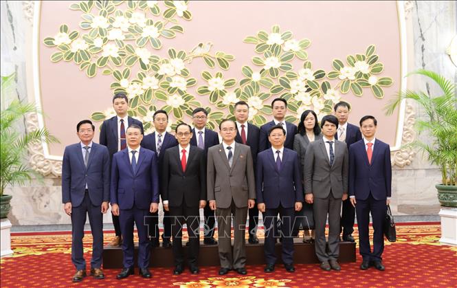 Đoàn công tác do đồng chí Lê Hoài Trung dẫn đầu chụp ảnh lưu niệm với Chủ tịch Ủy ban thường vụ Hội nghị nhân dân tối cao kiêm Chủ tịch Hội nghị nhân dân tối cao Triều Tiên Cho Yong Won. Ảnh: Đỗ Sinh – PV TTXVN