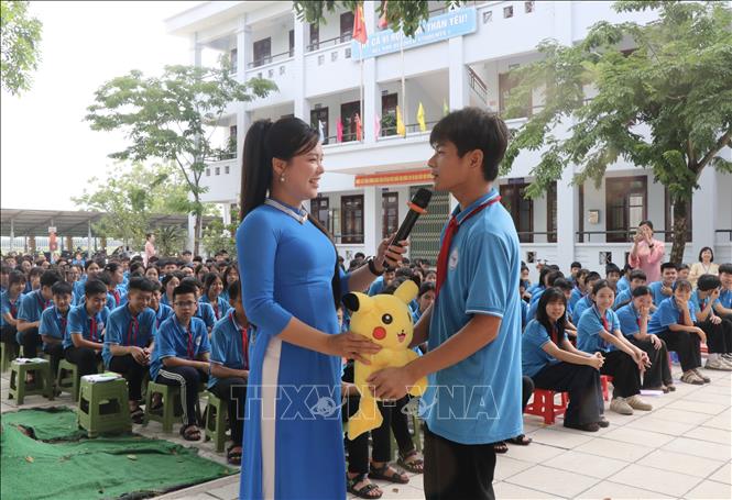 Diễn giả trao đổi với các em học sinh. Ảnh: Thanh Thương- TTXVN