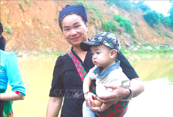 Những quả trứng gà luộc trong lễ đón tiếng sấm đầu năm sẽ được người lớn dành tặng cho các em nhỏ trong bản để mang lại may mắn, hay ăn, chóng lớn, khỏe mạnh, chăm ngoan. Ảnh: Xuân Tiến - TTXVN 