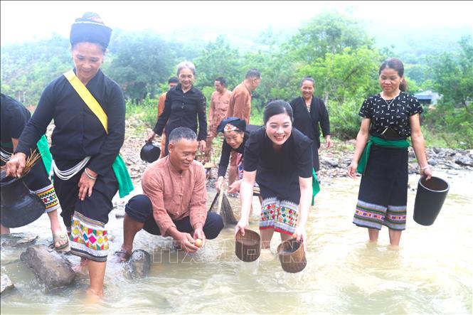 Nghi thức “rửa xui” ở suối thiêng giúp mọi người, bản làng rửa trôi đi những đen đủi, phiền muộn, nhũng điều xấu của năm cũ. Ảnh: Xuân Tiến - TTXVN