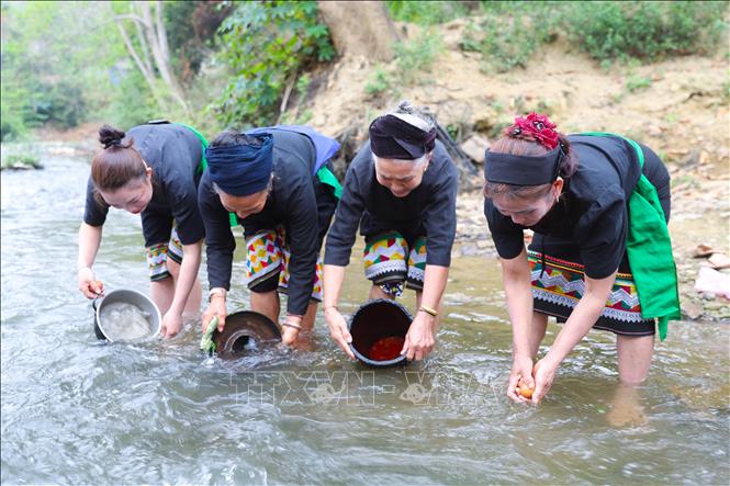 Việc rửa trứng gà trong lễ đón tiếng sấm đầu năm có ý nghĩa cầu mong cây cối, vật nuôi sinh sôi, phát triển, mùa màng bội thu. Ảnh: Xuân Tiến - TTXVN 