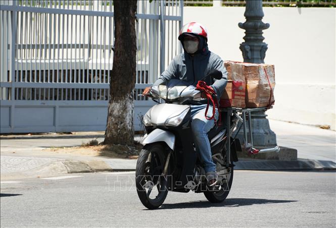 Người dân vất vả vận chuyển hàng hóa trong điều kiện nắng nóng, ở đường Bùi Thị Xuân, phường Thuận Hóa, thành phố Huế. Ảnh: Nguyên Lý- TTXVN