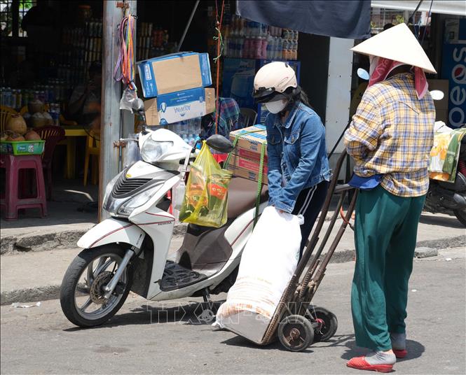 Người dân vất vả mưu sinh trong điều kiện nắng nóng, ở chợ Đông Ba, phường Phú Xuân, thành phố Huế. Ảnh: Nguyên Lý- TTXVN