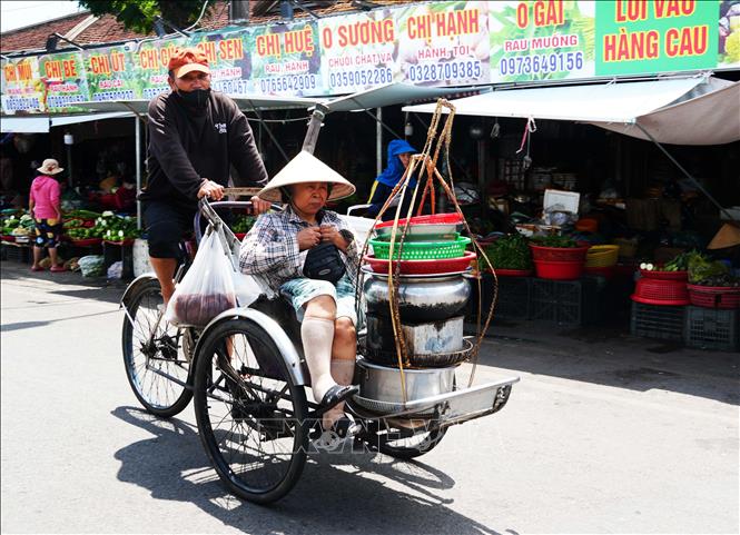 Người dân vất vả mưu sinh trong điều kiện nắng nóng, ở đường Chương Dương, phường Phú Xuân, thành phố Huế. Ảnh: Nguyên Lý- TTXVN