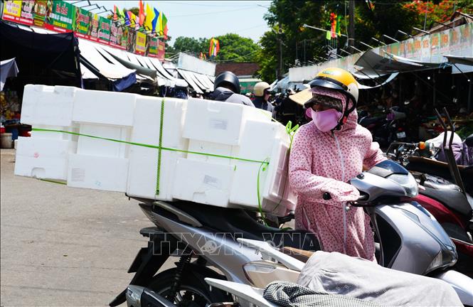 Người dân vất vả vận chuyển vật dụng trong điều kiện nắng nóng, ở chợ Đông Ba, phường Phú Xuân, thành phố Huế. Ảnh: Nguyên Lý- TTXVN