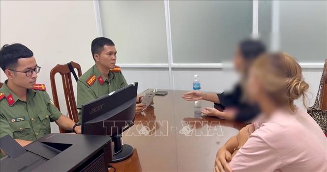 Lực lượng chức năng làm việc với một số trường hợp có dấu hiệu chưa chấp hành pháp luật Việt Nam. Ảnh: TTXVN phát
