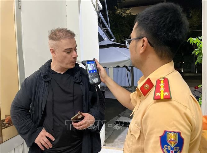 Cảnh sát giao thông, Công an tỉnh Khánh Hòa, kiểm tra nồng độ cồn du khách khi tham gia giao thông. Ảnh: TTXVN phát.
