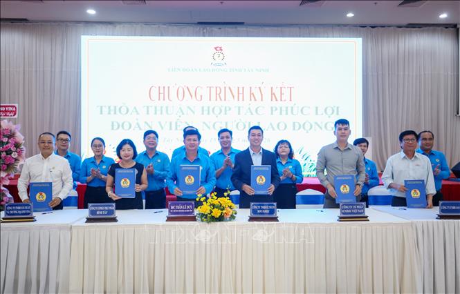 Chương trình Ký kết thỏa thuận hợp tác phúc lợi đoàn viên, người lao động giữa Liên đoàn Lao động tỉnh với các đơn vị doanh nghiệp. Ảnh: Giang Phương - TTXVN
