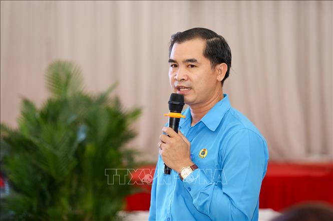 Ông Nguyễn Qui Hoàng, Chủ tịch Công đoàn cơ sở Công ty cổ phẩn Dệt Trần Hiệp Thành phát biểu tham luận. Ảnh: Giang Phương – TTXVN