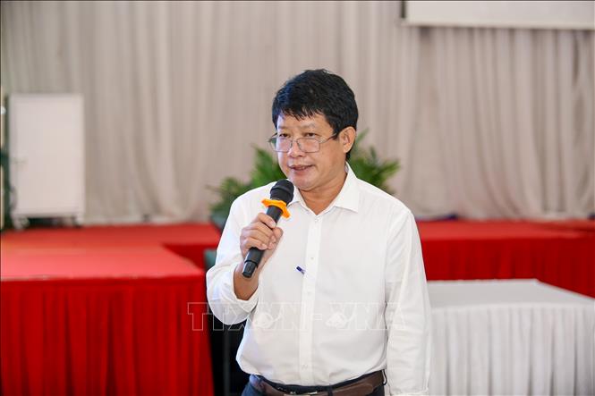 Ông Bùi Duy Trường, Phó Chi cục trưởng Chi cục An toàn vệ sinh thực phẩm tỉnh Tây Ninh đánh giá thực trạng công tác bảo đảm an toàn thực phẩm tại bếp ăn tập thể trong doanh nghiệp. Ảnh: Giang Phương – TTXVN