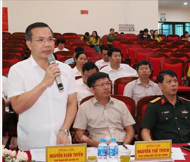 Phó Giám đốc Sở Nội vụ tỉnh Ninh Bình Nguyễn Xuân Tuyển giải đáp những ý kiến, kiến nghị của đại diện các xã, phường. Ảnh: Thanh Tuấn - TTXVN
