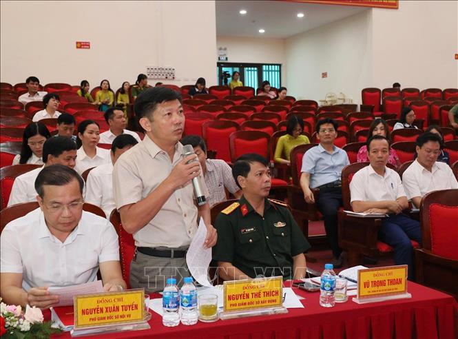 Phó Giám đốc Sở Xây dựng tỉnh Ninh Bình Nguyễn Thế Thích giải đáp những ý kiến, kiến nghị của đại diện các xã, phường. Ảnh: Thanh Tuấn - TTXVN