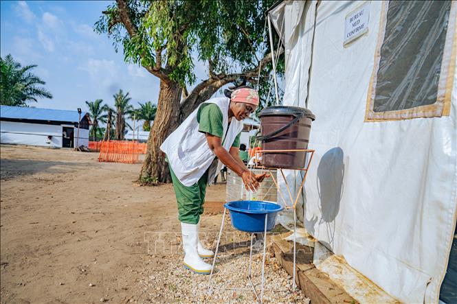 Nhân viên y tế làm việc tại trung tâm điều trị Ebola ở Bulape, CHDC Congo. Ảnh: THX/TTXVN