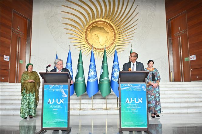 Tổng Thư ký LHQ Antonio Guterres (thứ 2, trái) và Chủ tịch AU Mahmoud Ali Youssouf (thứ 2, phải) tại cuộc họp báo ở Addis Ababa, Ethiopia. Ảnh: THX/TTXVN