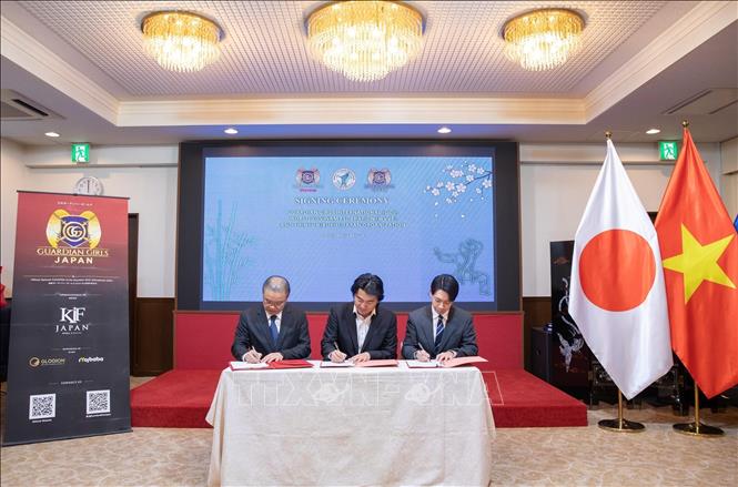 Signing an MoU on cooperation between GGI and WVVF. VNA Photo: Xuân Giao 