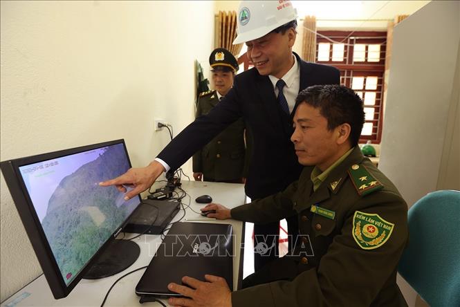 Kiểm tra, giám sát bảo vệ rừng qua hệ thống camera ở Vườn quốc gia Hoàng Liên, tỉnh Lào Cai. Ảnh: Vũ Sinh - TTXVN