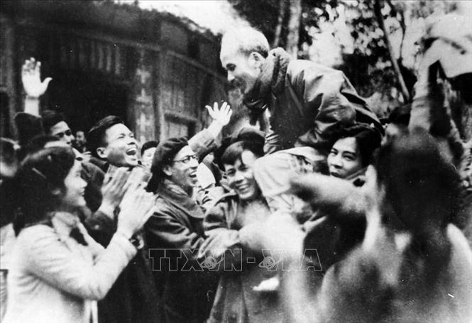 Các đại biểu dự Đại hội toàn quốc thống nhất Việt Minh - Liên Việt chào mừng Chủ tịch Hồ Chí Minh đến dự Đại hội (1951). Ảnh: TTXVN