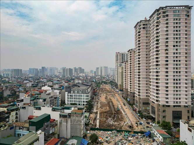 Khi hoàn thành, tuyến đường góp phần giảm áp lực giao thông, xóa bỏ các nút thắt cổ chai và tăng khả năng liên kết khu vực phía Tây Hà Nội. Ảnh: Lê Đông - TTXVN