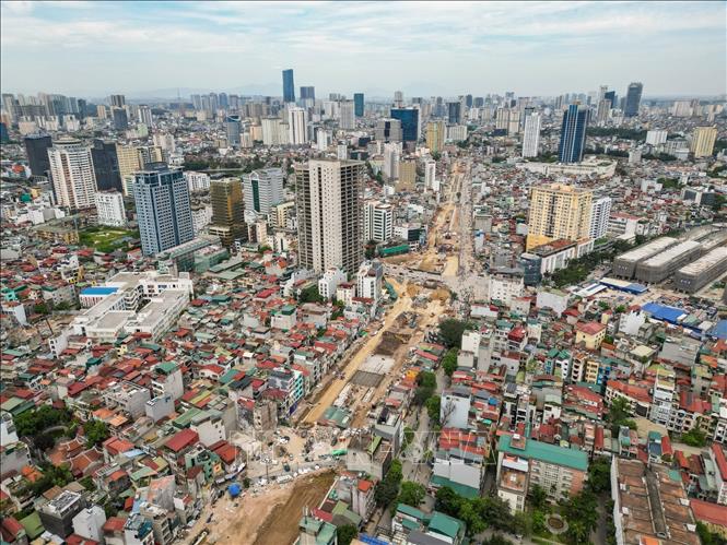 Khi hoàn thành, tuyến đường sẽ hình thành trục kết nối xuyên suốt Cầu Giấy – Dịch Vọng – Yên Hòa – Dương Đình Nghệ, góp phần giảm áp lực giao thông, xóa bỏ các nút thắt cổ chai và tăng khả năng liên kết khu vực phía Tây Hà Nội. Ảnh: Lê Đông - TTXVN