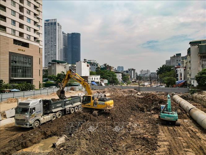 Đơn vị thi công triển khai máy móc cơ giới để đẩy nhanh tiến độ giải phóng mặt bằng trên tuyến Vành đai 2,5. Ảnh: Lê Đông - TTXVN