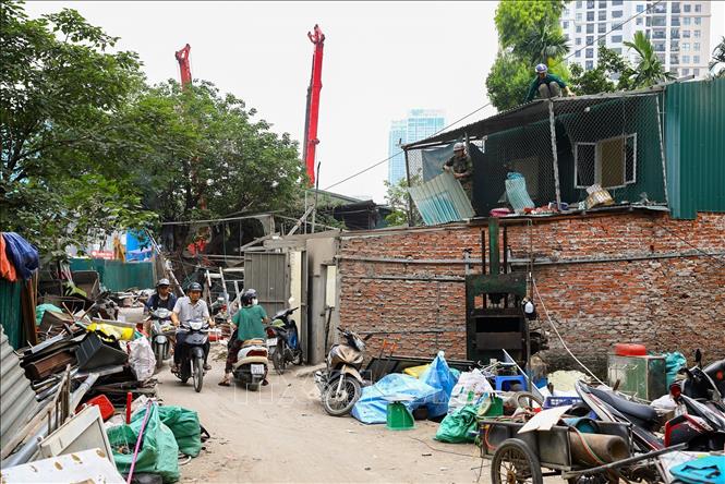 Người dân chủ động tháo dỡ công trình, bàn giao mặt bằng phục vụ thi công dự án Vành đai 2,5. Ảnh: Lê Đông - TTXVN
