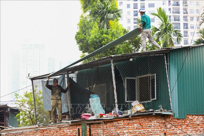 Người dân chủ động tháo dỡ công trình, bàn giao mặt bằng phục vụ thi công dự án Vành đai 2,5. Ảnh: Lê Đông - TTXVN