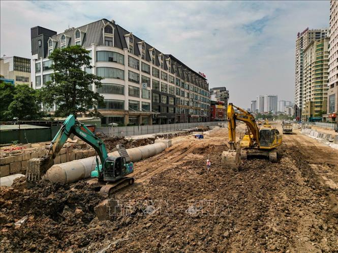 Nhà thầu đang tập trung thi công lắp đặt cống hộp, bảo đảm tiến độ dự án giao thông trọng điểm. Ảnh: Lê Đông - TTXVN