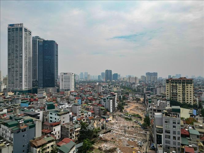 Tuyến đường dài 710 m, nối KĐT mới Dịch Vọng với đường Dương Đình Nghệ đang được đẩy nhanh thi công, từng bước hoàn thiện hạ tầng giao thông đô thị. Ảnh: Lê Đông - TTXVN