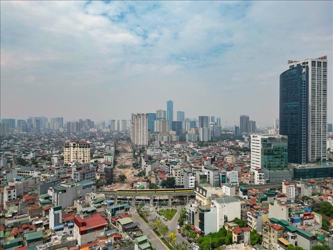 Đoạn tuyến dài 710 m từ KĐT mới Dịch Vọng đến đường Dương Đình Nghệ đang được khẩn trương triển khai nhằm sớm hoàn thiện trục giao thông kết nối khu vực phía Tây Hà Nội. Ảnh: Lê Đông - TTXVN