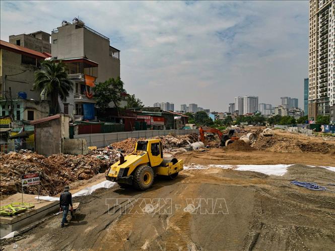 Đơn vị thi công tập trung xử lý nền đất và lắp đặt tuyến cống kỹ thuật dọc dự án Vành đai 2,5. Ảnh: Lê Đông - TTXVN
