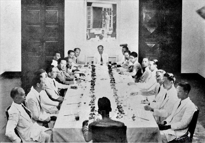 Tháng 9/1945, tại Bắc Bộ phủ, Chủ tịch Chính phủ lâm thời Hồ Chí Minh tiếp Hoàng thân Souphanouvong của Lào đang làm việc tại Việt Nam và cựu Hoàng đế Bảo Đại ra nhận trách nhiệm cố vấn của Chủ tịch Chính phủ. Ảnh: Tư liệu - TTXVN
