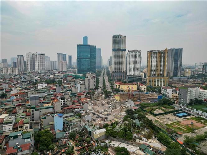 Hạng mục từ KĐT mới Dịch Vọng đến đường Dương Đình Nghệ dài 710 m đang được các đơn vị thi công tăng tốc triển khai để bảo đảm tiến độ dự án. Ảnh: Lê Đông - TTXVN