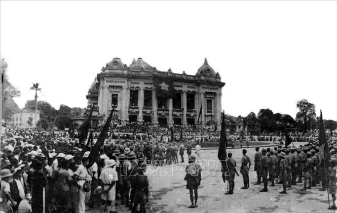 Những ngày tháng Tám sôi sục ở Thủ đô Hà Nội. Cách mạng tháng Tám mở ra một thời đại mới ở Việt Nam, thời đại nhân dân Việt Nam làm chủ đất nước, làm chủ vận mệnh của chính mình. Mặt trận Việt Minh tổ chức mít-tinh với sự tham gia của hàng vạn quần chúng nhân dân tại Quảng trường Nhà hát Lớn Hà Nội. Ảnh: Tư liệu TTXVN