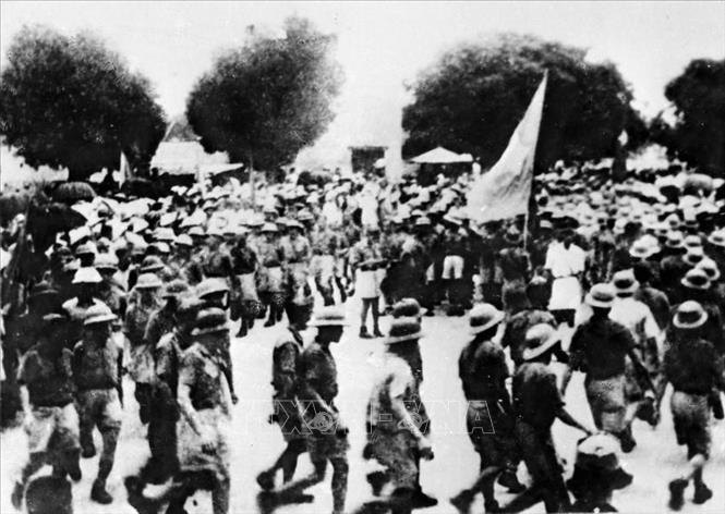 Ngày 14/8/1945, Tổng bộ Việt Minh ra lời Hiệu triệu quốc dân đồng bào nêu rõ: “Phát xít Nhật đã đầu hàng Đồng Minh, quân đồng minh sắp vào Đông Dương, giờ Tổng khởi nghĩa đã điểm. Trước cơ hội có một không hai, toàn thể dân tộc ta phải đem hết lực lượng, dùng hết can đảm, bao quanh đạo quân Giải phóng Việt Nam, mang xương máu ra đánh đuổi giặc Nhật, đổi lấy tự do, hạnh phúc cho nhân dân”. Trong ảnh: Ngày 14/8/1945, đội du kích Ba Tơ tiến về thị xã Quảng Ngãi, cùng nhân dân khởi nghĩa giành chính quyền. Ảnh: Tư liệu TTXVN