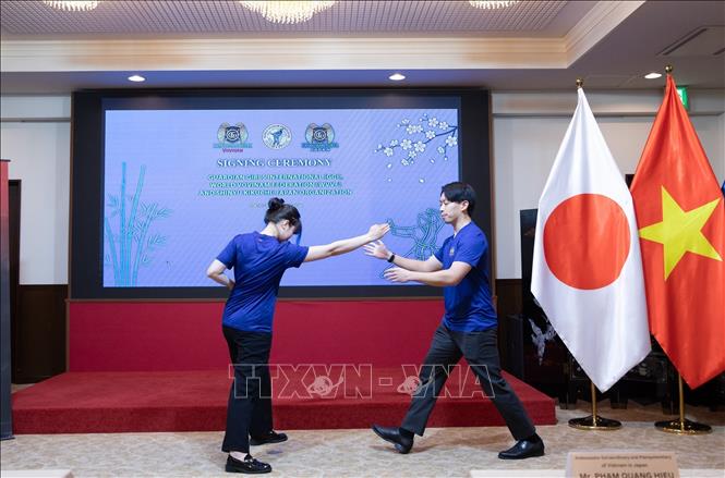 A Japanese female Vovinam artist introduces some self-defence skills at the event. VNA Photo: Xuân Giao 